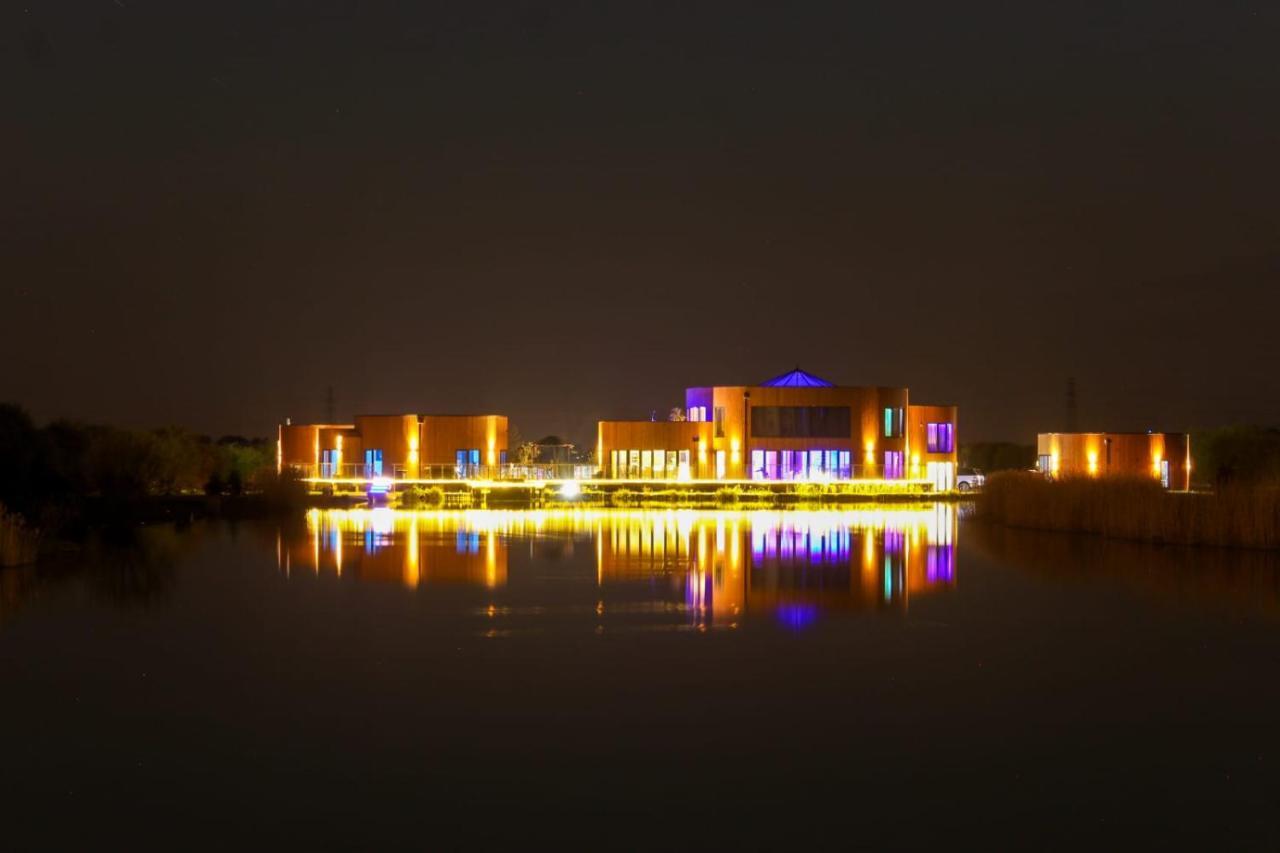 בוסטון Lakeside Fishing Lodges מראה חיצוני תמונה