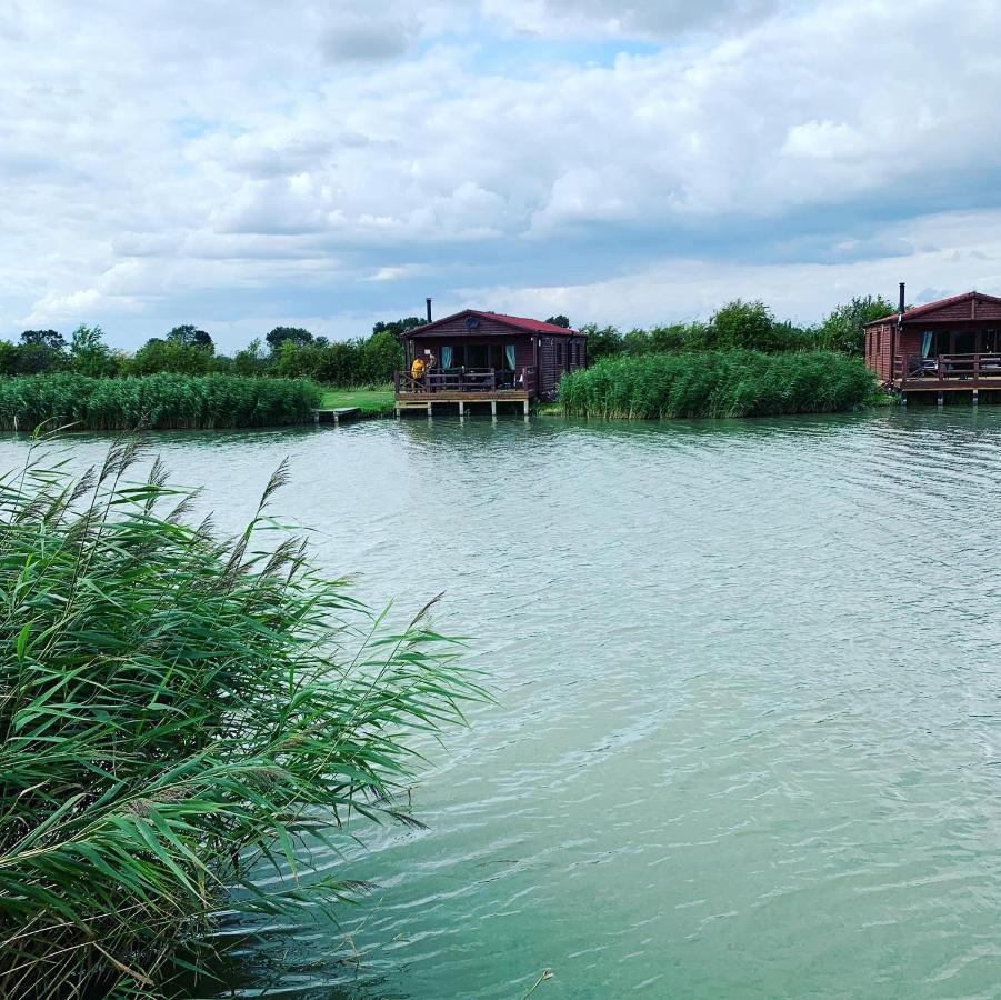 בוסטון Lakeside Fishing Lodges מראה חיצוני תמונה